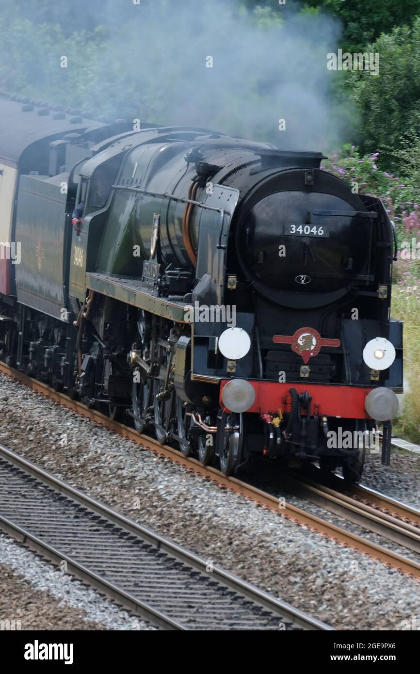 Locomotiva a vapore 34046 Braunton passando attraverso Kilnhurst, South Yorkshire sulla sua strada per York in un Saphos Trains classica escursione a vapore. Foto Stock