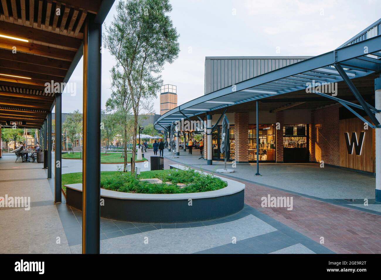 Portico passaggi pedonali coperti e paesaggistica. Castello Gate Lifestyle, Pretoria, Sud Africa. Architetto: Boogertman + Partners, 2020. Foto Stock