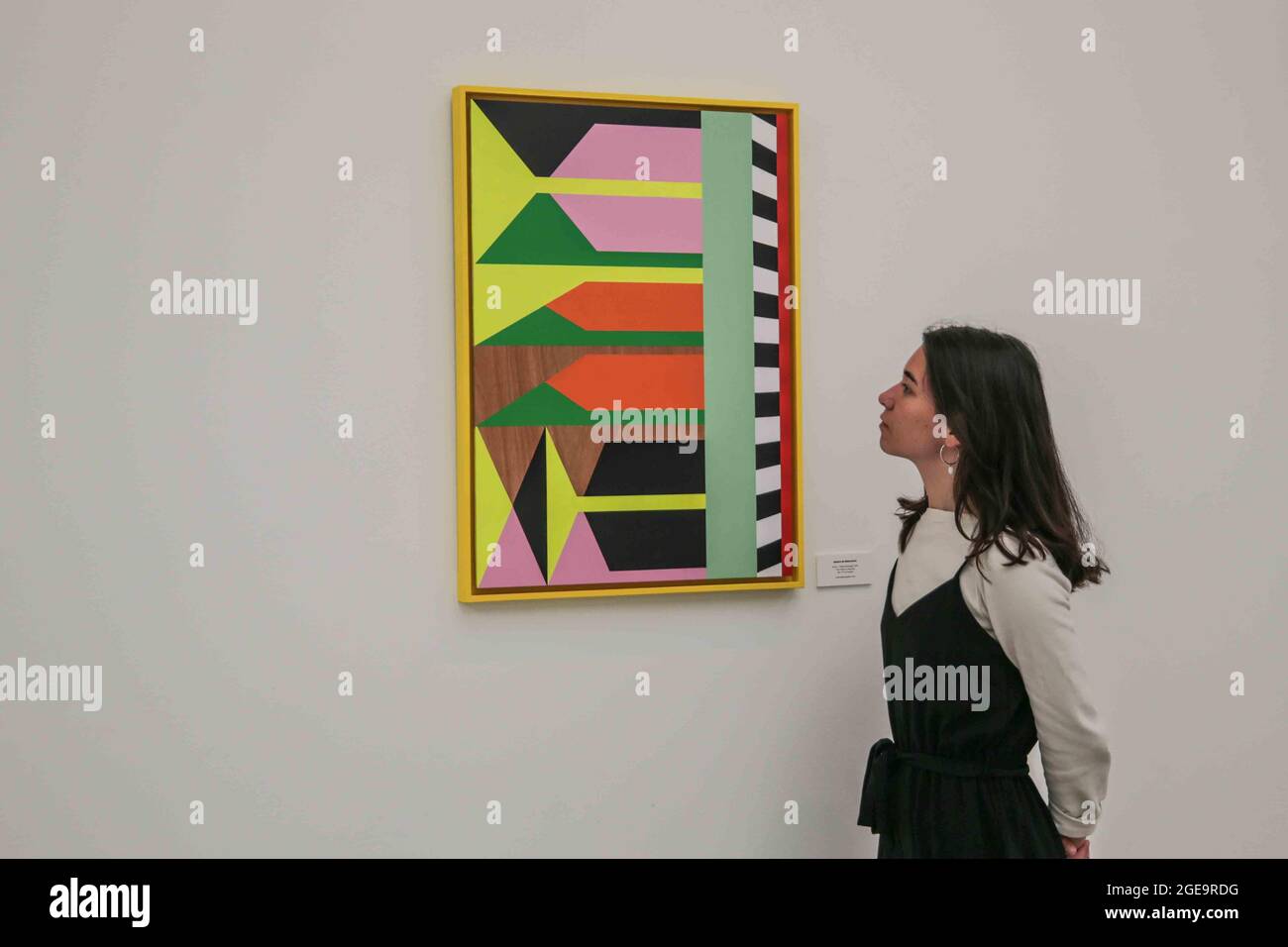 Londra UK 18 agosto 2021 PROPRIO QUI ADESSO. Morag Myerscough Serie 1 rettangolo giallo. 2018. La mostra di 4,000 m2 sarà aperta in due spazi galleristici presso la Saatchi Gallery giovedì 19 agosto 2021 fino al 9 settembre 2021. La mostra ospita opere di artisti affermati come Jake & Dinos Chapman, Charming Baker, David Shrigley e Chris Levine insieme alle opere del pittore londinese Matt Small e dell'artista murale e d'installazione Morag Myerscough. La mostra includerà anche opere originali inedite di Gary Stranger, Jessica Albarn, Eelus, Sara Pope e una nuova ed entusiasmante coll Foto Stock