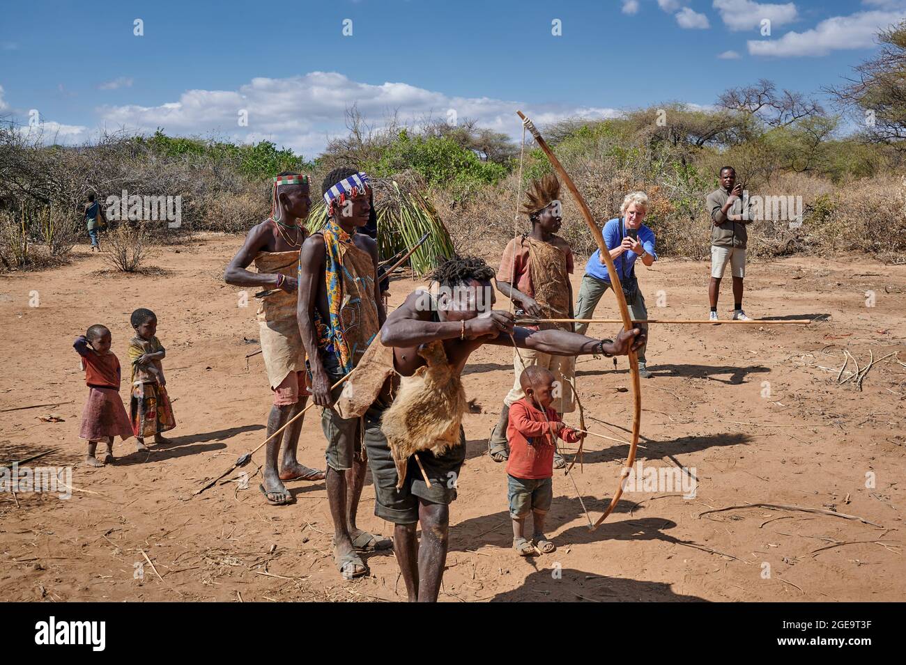 i boscimani della tribù di Hadzabe addestrano la caccia con arco e freccia, immagine turistica, lago Eyasi, Tanzania, Africa Foto Stock