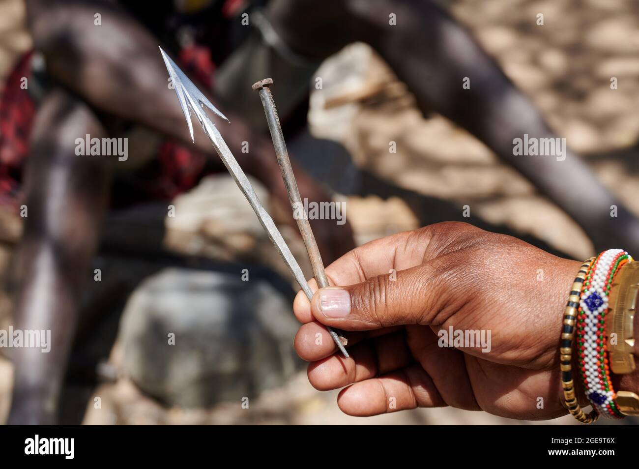 I locali della tribù di Datoga Forge Arrows , Lago Eyasi, Tanzania, Africa Foto Stock