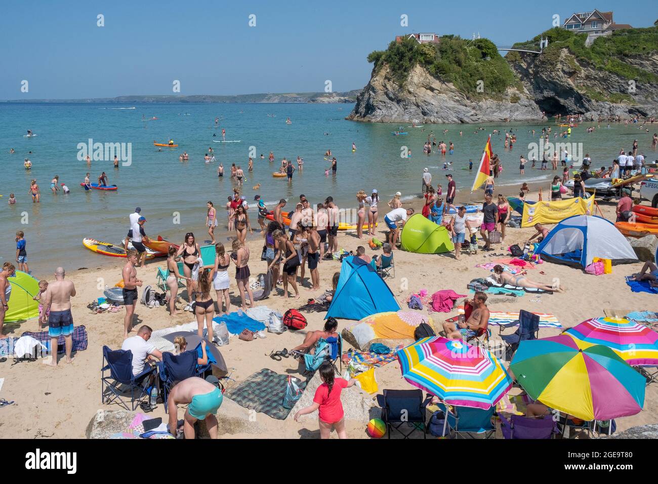 Una spiaggia di Towan estremamente trafficata, affollata di turisti che si godono la loro vacanza estiva a Newquay in Cornovaglia. Foto Stock