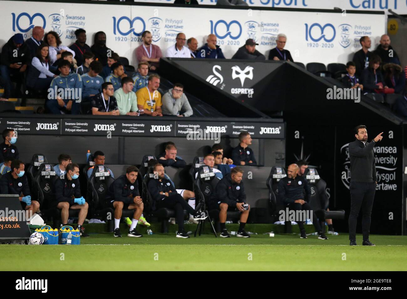 Swansea, Regno Unito. 17 agosto 2021. Russell Martin, il capo allenatore/manager della città di Swansea FC istruisce i suoi giocatori dalla linea di contatto. EFL Skybet Championship match, Swansea City contro Stoke City allo stadio Swansea.com di Swansea martedì 17 agosto 2021. Questa immagine può essere utilizzata solo per scopi editoriali. Solo per uso editoriale, è richiesta una licenza per uso commerciale. Nessun utilizzo nelle scommesse, nei giochi o nelle pubblicazioni di un singolo club/campionato/giocatore. pic di Andrew Orchard/Andrew Orchard sports photography/Alamy Live news Credit: Andrew Orchard sports photography/Alamy Live News Foto Stock