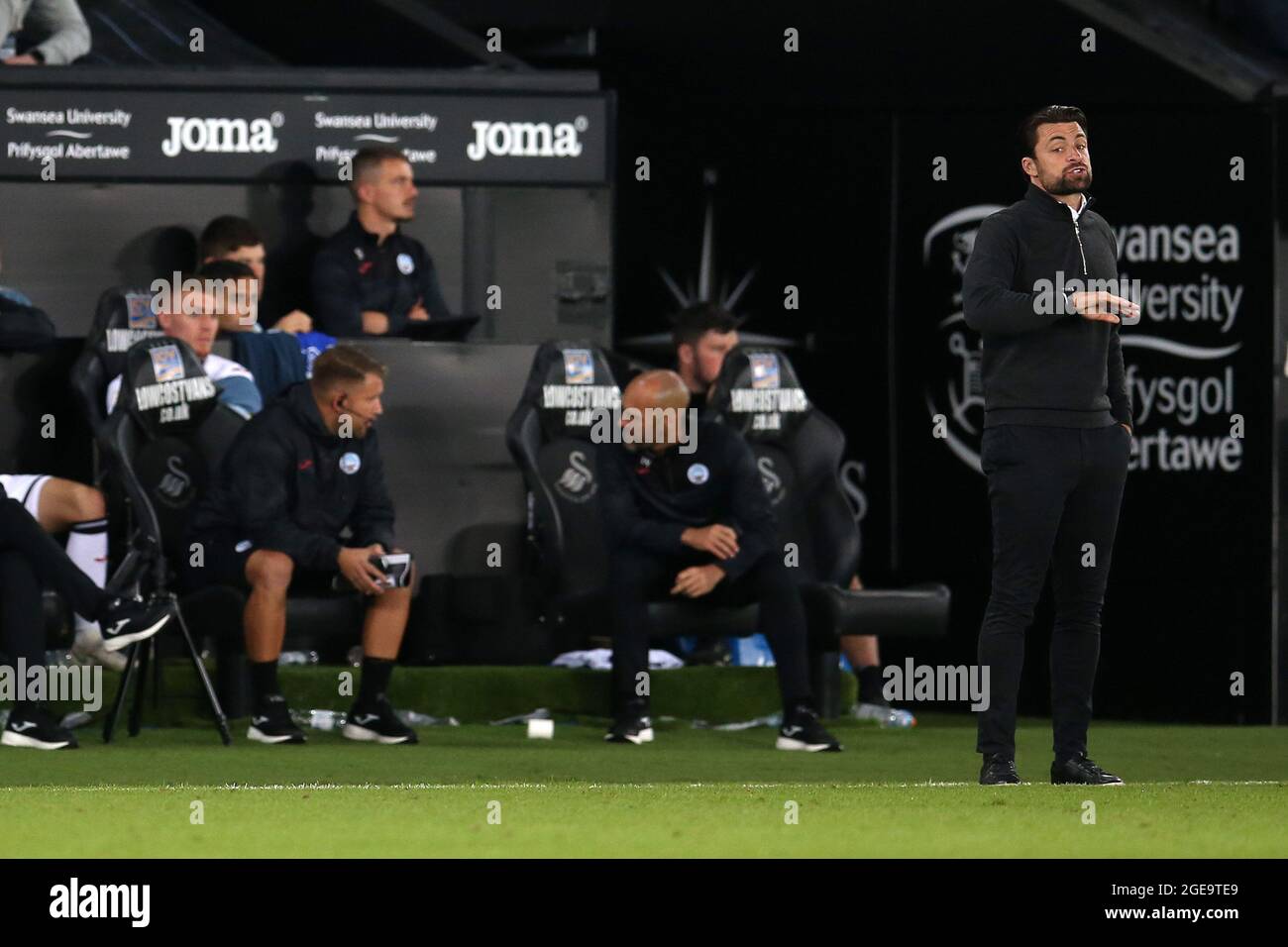Swansea, Regno Unito. 17 agosto 2021. Russell Martin, il capo allenatore/manager della città di Swansea FC istruisce i suoi giocatori dalla linea di contatto. EFL Skybet Championship match, Swansea City contro Stoke City allo stadio Swansea.com di Swansea martedì 17 agosto 2021. Questa immagine può essere utilizzata solo per scopi editoriali. Solo per uso editoriale, è richiesta una licenza per uso commerciale. Nessun utilizzo nelle scommesse, nei giochi o nelle pubblicazioni di un singolo club/campionato/giocatore. pic di Andrew Orchard/Andrew Orchard sports photography/Alamy Live news Credit: Andrew Orchard sports photography/Alamy Live News Foto Stock