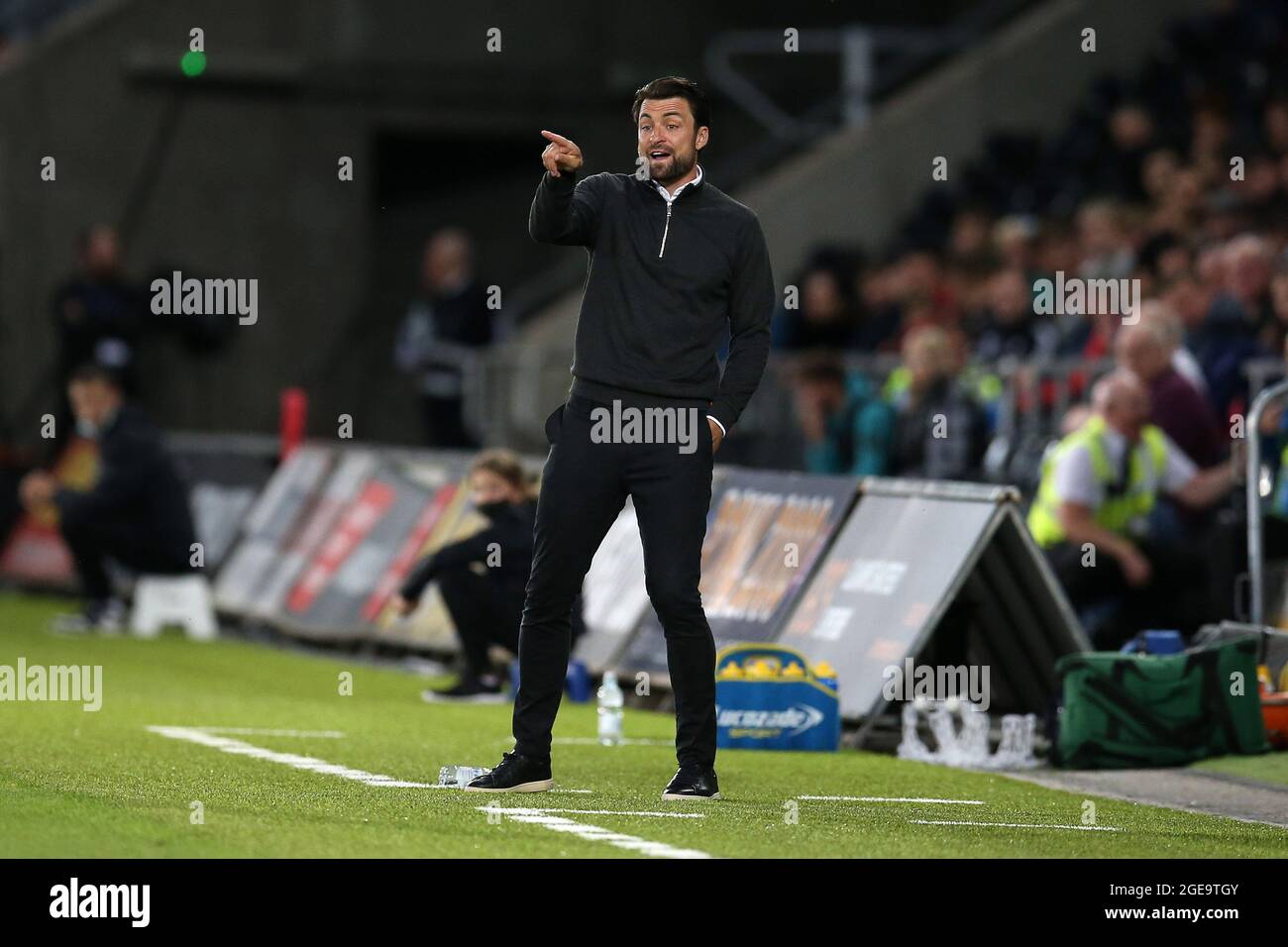 Swansea, Regno Unito. 17 agosto 2021. Russell Martin, il capo allenatore/manager della città di Swansea FC istruisce i suoi giocatori dalla linea di contatto. EFL Skybet Championship match, Swansea City contro Stoke City allo stadio Swansea.com di Swansea martedì 17 agosto 2021. Questa immagine può essere utilizzata solo per scopi editoriali. Solo per uso editoriale, è richiesta una licenza per uso commerciale. Nessun utilizzo nelle scommesse, nei giochi o nelle pubblicazioni di un singolo club/campionato/giocatore. pic di Andrew Orchard/Andrew Orchard sports photography/Alamy Live news Credit: Andrew Orchard sports photography/Alamy Live News Foto Stock