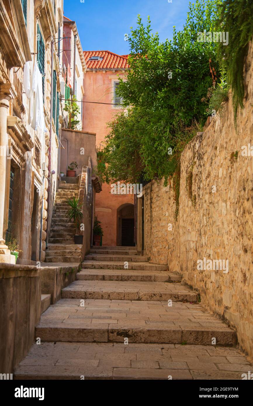 Strada pedonale all'interno delle mura della città vecchia. Foto Stock