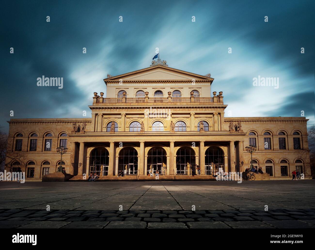 HANNOVER, GERMANIA - 22 aprile 2021: L'Opera di Hannover con una lunga esposizione del Wolken, Germania sul meraviglioso sfondo del cielo Foto Stock