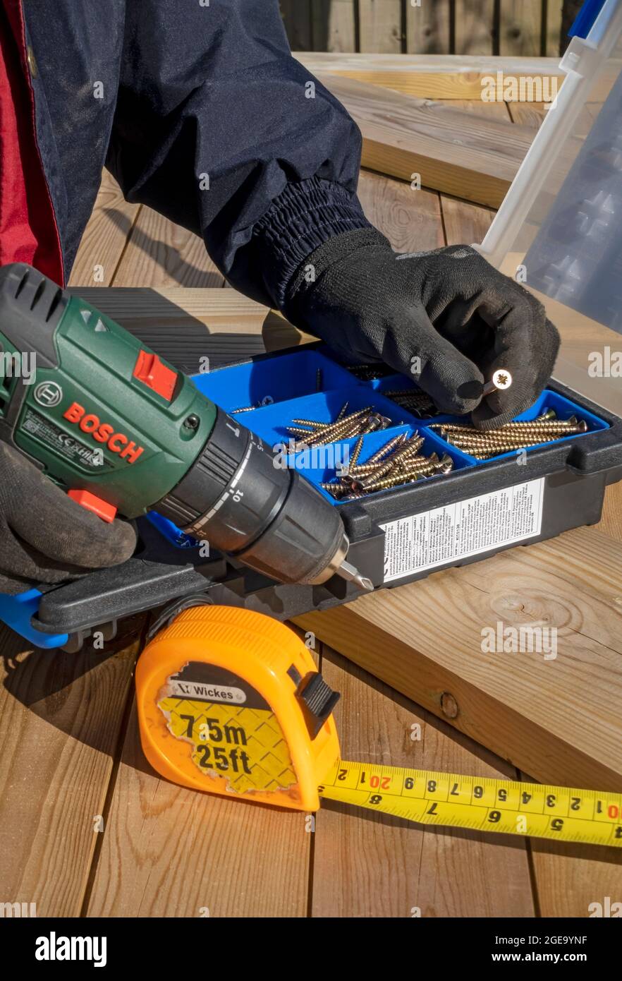 Primo piano della vite di selezione uomo per avvitatore a batteria. Foto Stock