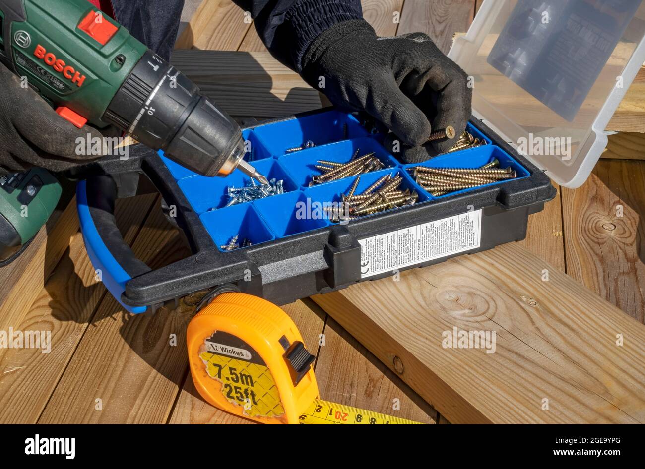 Primo piano della vite di selezione uomo per avvitatore a batteria. Foto Stock