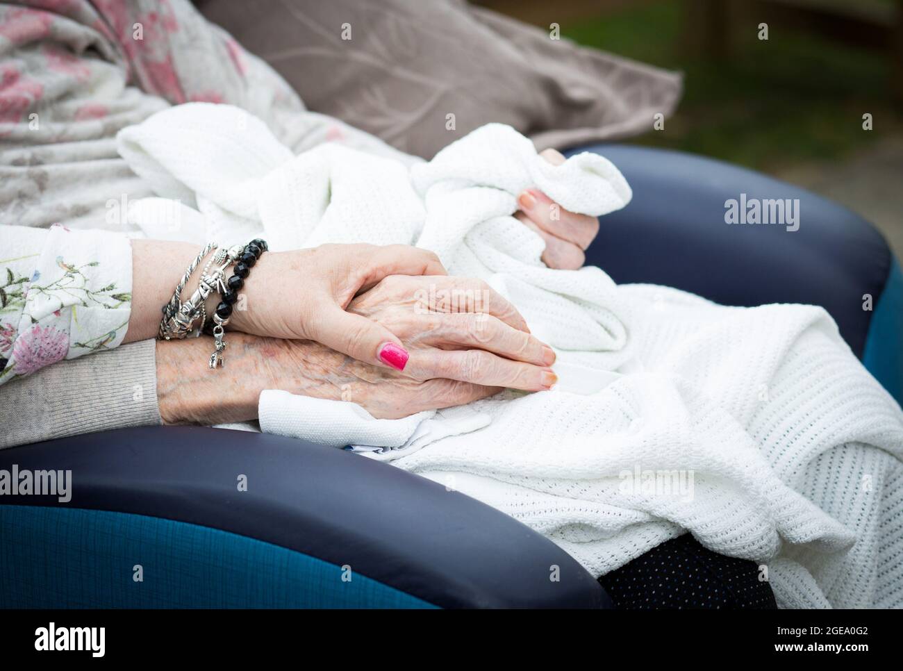 Tenendo la mano di un parente anziano Foto Stock