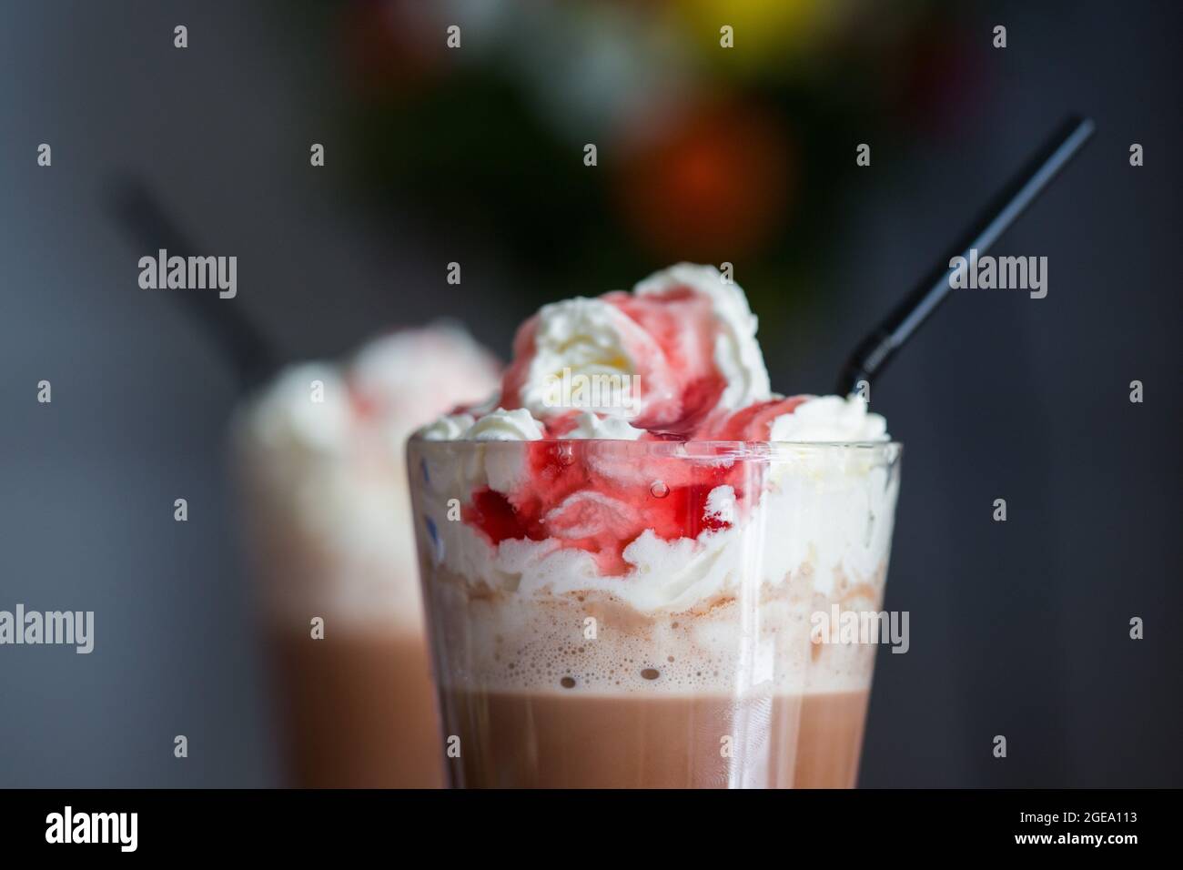 Frappè di fragola e cioccolato bevanda ghiacciata con crema e paglia Foto Stock