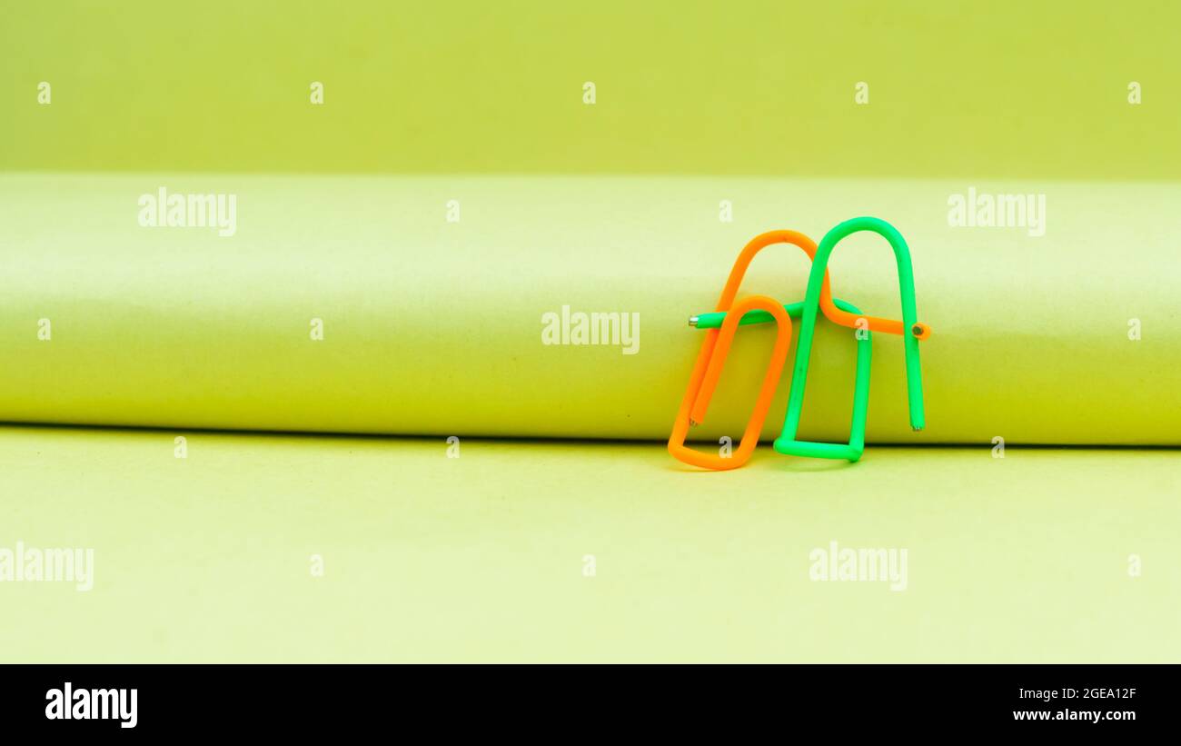 Coppia felice seduta in una posa dolce. Immagine umana astratta della clip di carta. Fotografia creativa. Still Life. Copia spazio Foto Stock
