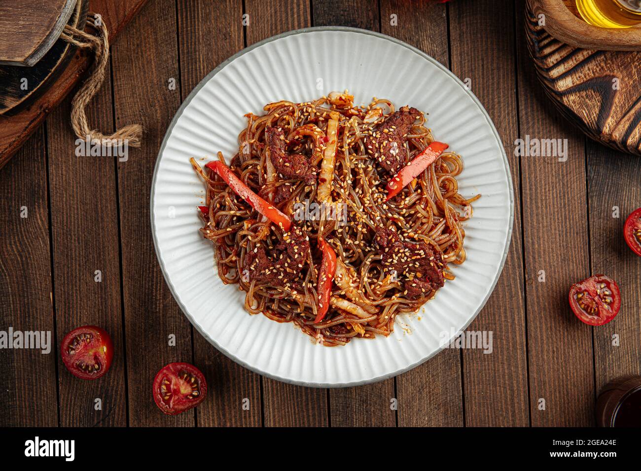 Tagliatelle di soba di manzo asiatiche con peperoni e sesamo Foto Stock