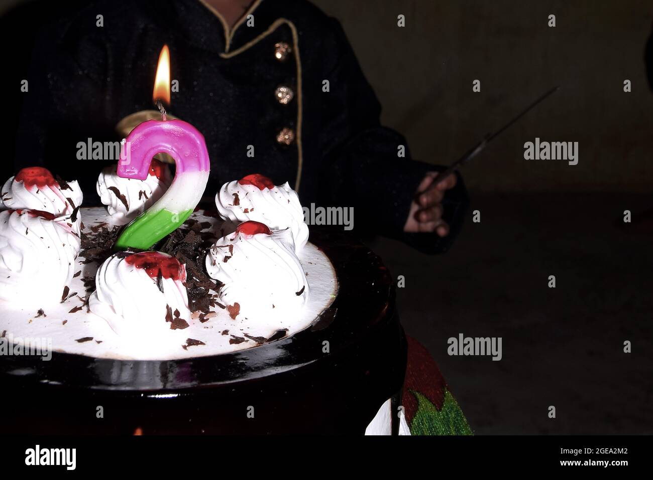 Birthday Drip Cake e candela bruciante con cioccolato e spruzzi banner nero isolato di sfondo con decorazione festa. Concetto di celebrazione. Drip. Alla moda Foto Stock