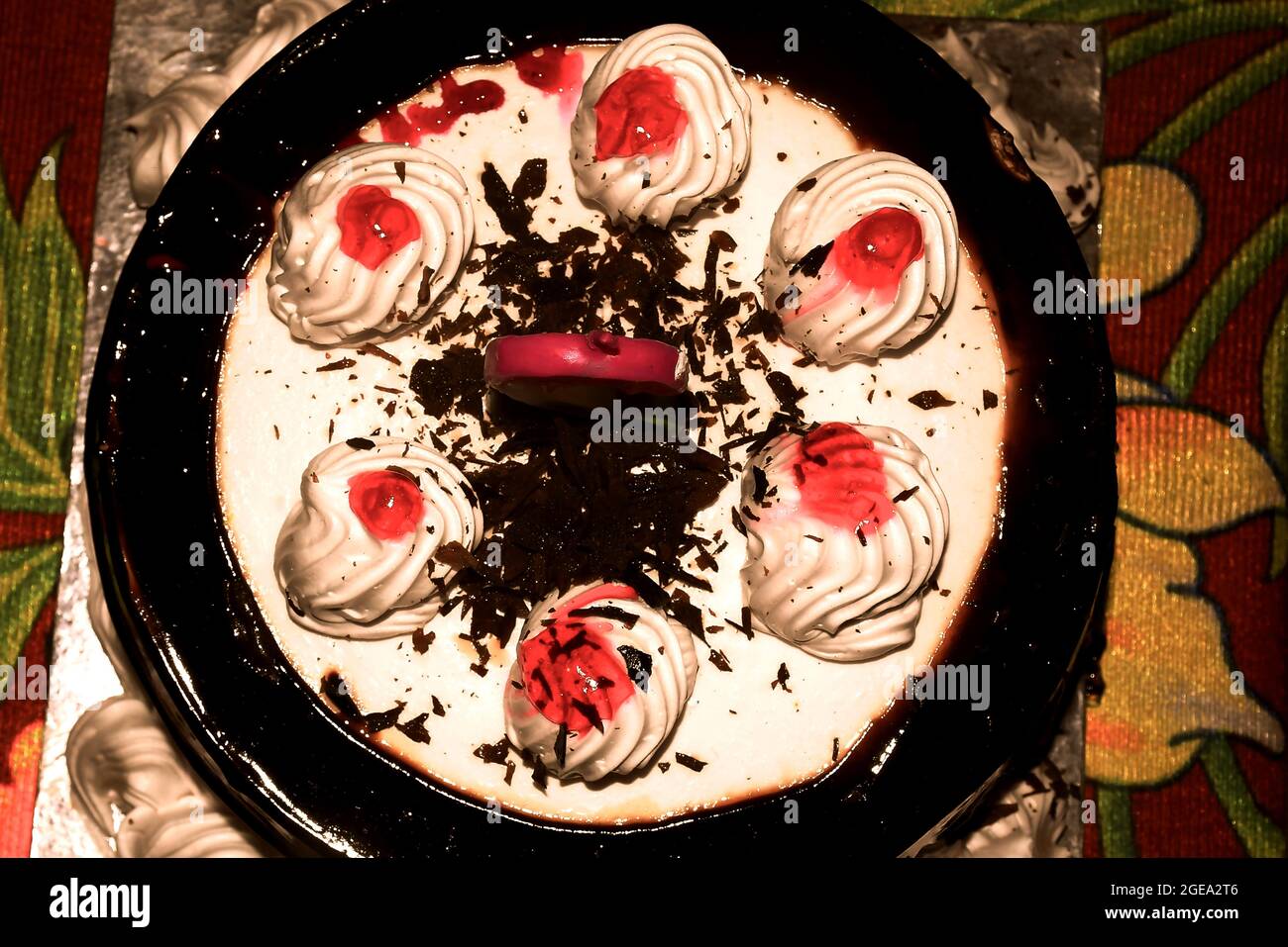 Birthday Drip Cake e candela bruciante con cioccolato e spruzzi banner nero isolato di sfondo con decorazione festa. Concetto di celebrazione. Drip. Alla moda Foto Stock