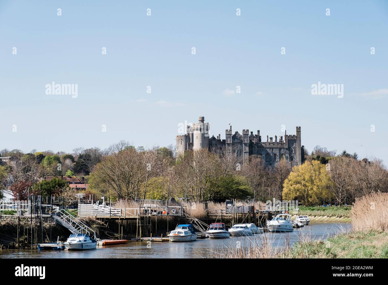 Una vista verso il Castello di Arundel e il fiume Arun. Foto Stock