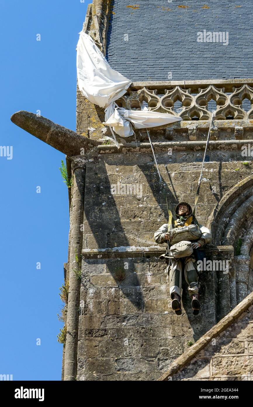 Omaggio ai paracadutisti americani della seconda guerra mondiale, Sainte-Mere Eglise, dipartimento della Manica, Cotentin, regione della Normandia, Francia Foto Stock