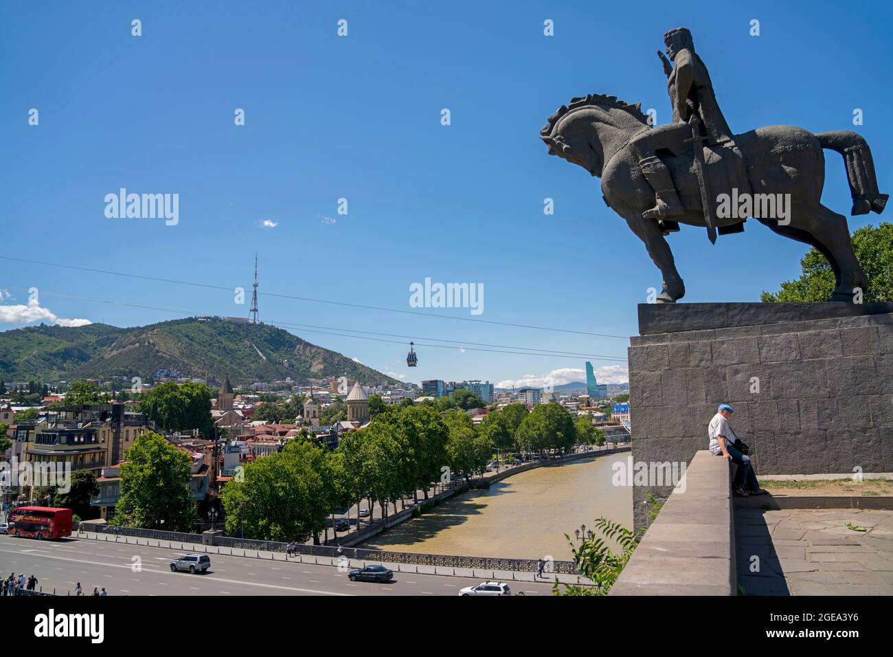 Statua equestre di Re Davide IV sulle scogliere di Metekhi che si affacciano su Tbilisi in Georgia. Foto Stock