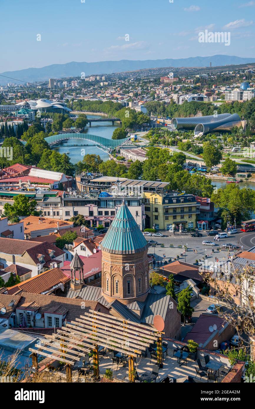Una vista di Tbilisi dalla Fortezza di Narikala. Foto Stock