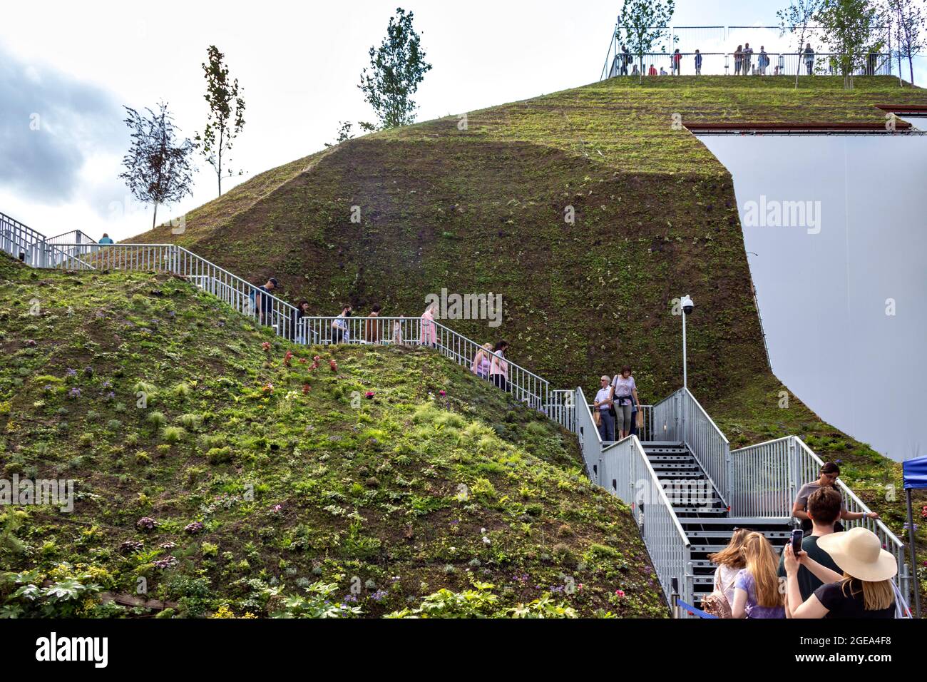 LONDRA ARCH MOUND MARMO PERSONE CHE SALENDO LA SCALA PER LA PIATTAFORMA DI OSSERVAZIONE Foto Stock