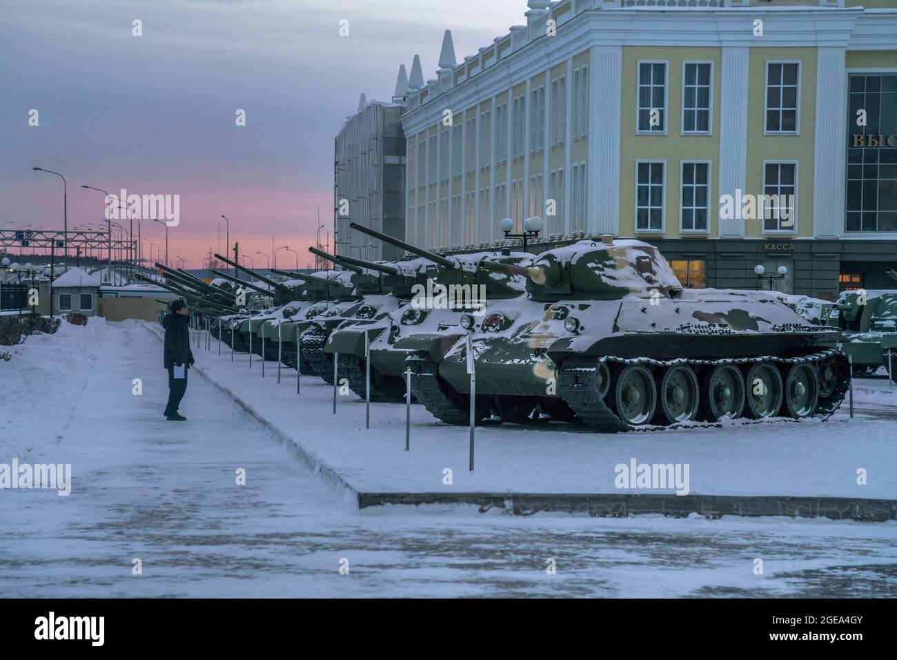 Le file dei carri armati T-34 della seconda guerra mondiale fanno parte di una delle più grandi collezioni di attrezzature militari storiche del mondo in Ekaterinburg, in Russia. Foto Stock
