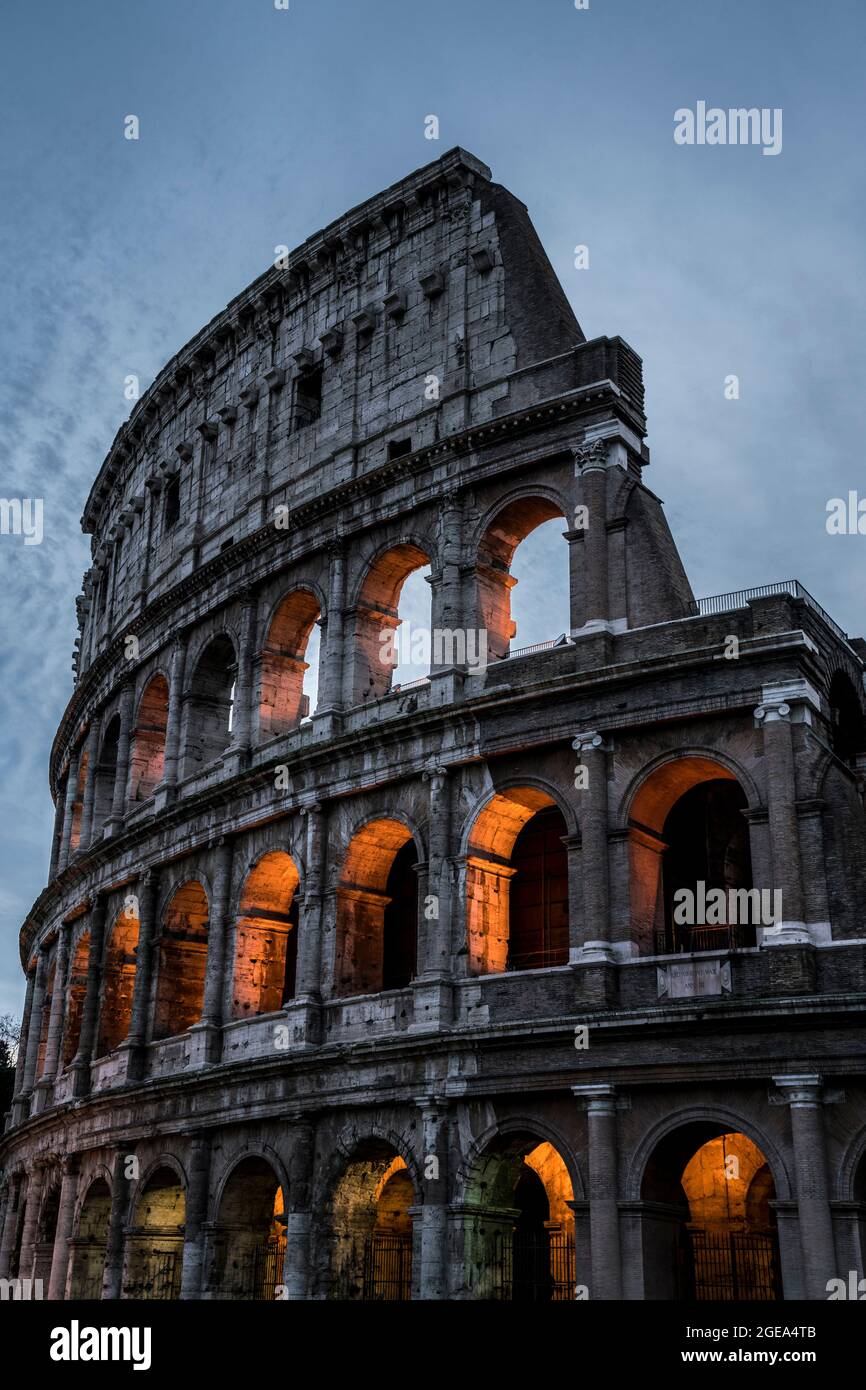 Particolare del Colosseo di Roma illuminato nella luce notturna che si spegne. Foto Stock