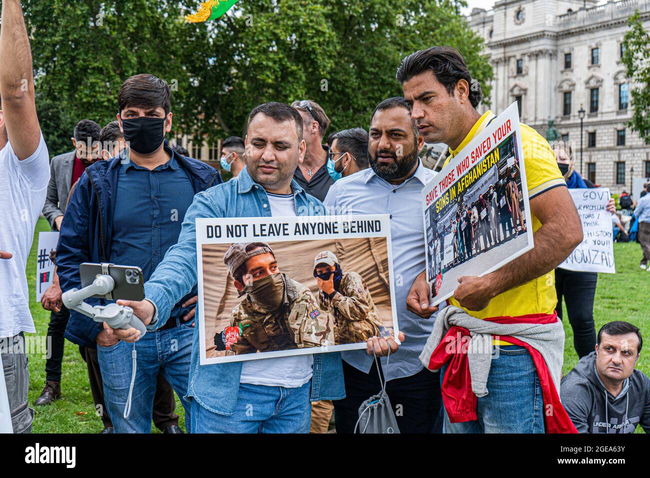 WESTMINSTER LONDRA 18 agosto 2021. Gli ex interpreti dell'esercito britannico in Afghanistan hanno organizzato una protesta al di fuori del Parlamento chiedendo una maggiore protezione per i traduttori rimasti a Kabul dopo che i talebani hanno assunto il potere in Afghanistan subito dopo il ritiro delle truppe britanniche e statunitensi. Il Parlamento britannico è stato ricordato con il ritorno degli MPS dalla pausa estiva per discutere la crisi afghana e il reinsediamento dei rifugiati afghani. Credit amer Ghazzal/Alamy Live News Foto Stock