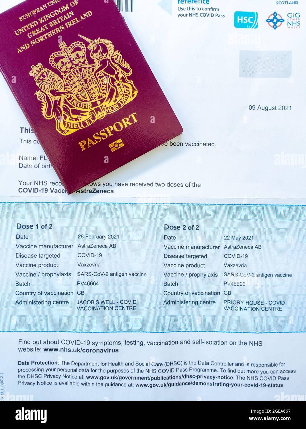 NHS UK, prova del documento di doppia vaccinazione richiesto per alcuni viaggi all'estero, prodotto nell'agosto 2021. Foto Stock