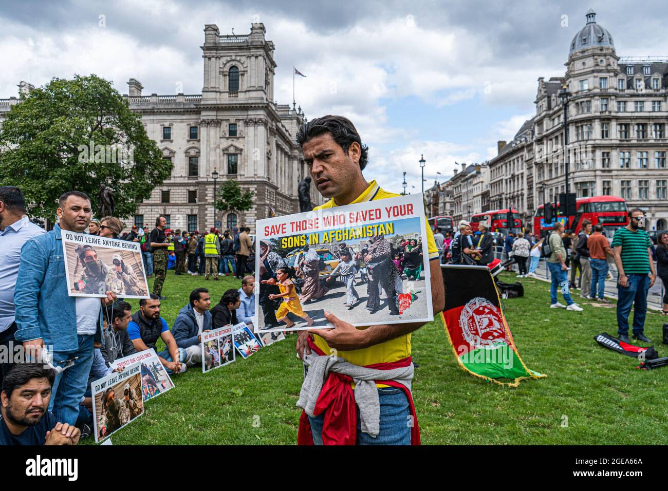 WESTMINSTER LONDRA 18 agosto 2021. Gli ex interpreti dell'esercito britannico in Afghanistan hanno organizzato una protesta al di fuori del Parlamento chiedendo una maggiore protezione per i traduttori rimasti a Kabul dopo che i talebani hanno assunto il potere in Afghanistan subito dopo il ritiro delle truppe britanniche e statunitensi. Il Parlamento britannico è stato ricordato con il ritorno degli MPS dalla pausa estiva per discutere la crisi afghana e il reinsediamento dei rifugiati afghani. Credit amer Ghazzal/Alamy Live News Foto Stock