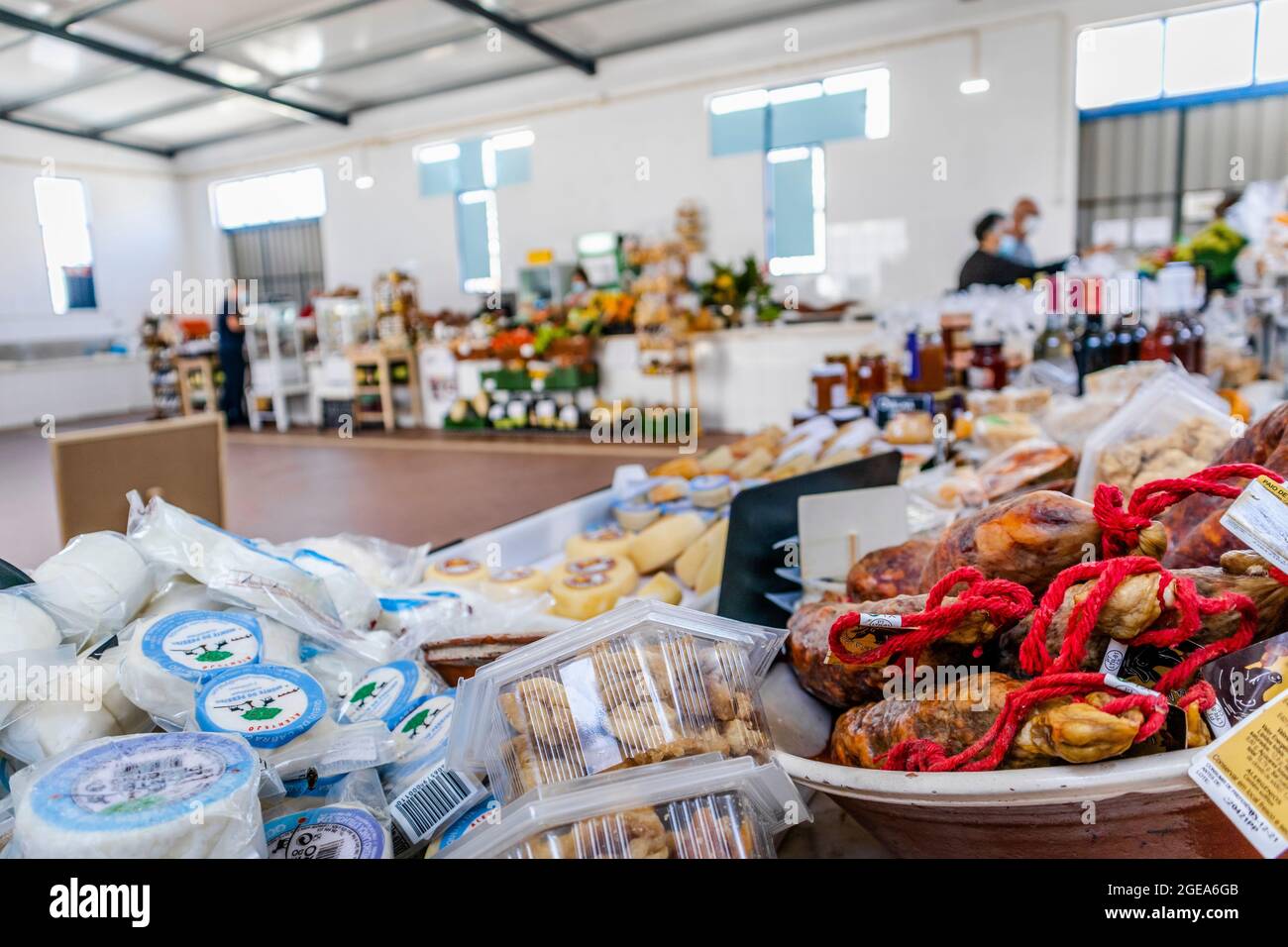 Zambujeira do Mar, Portogallo - 28 giugno 2021: Mercato tradizionale con prodotti locali come formaggi, carni, verdure e frutta Foto Stock