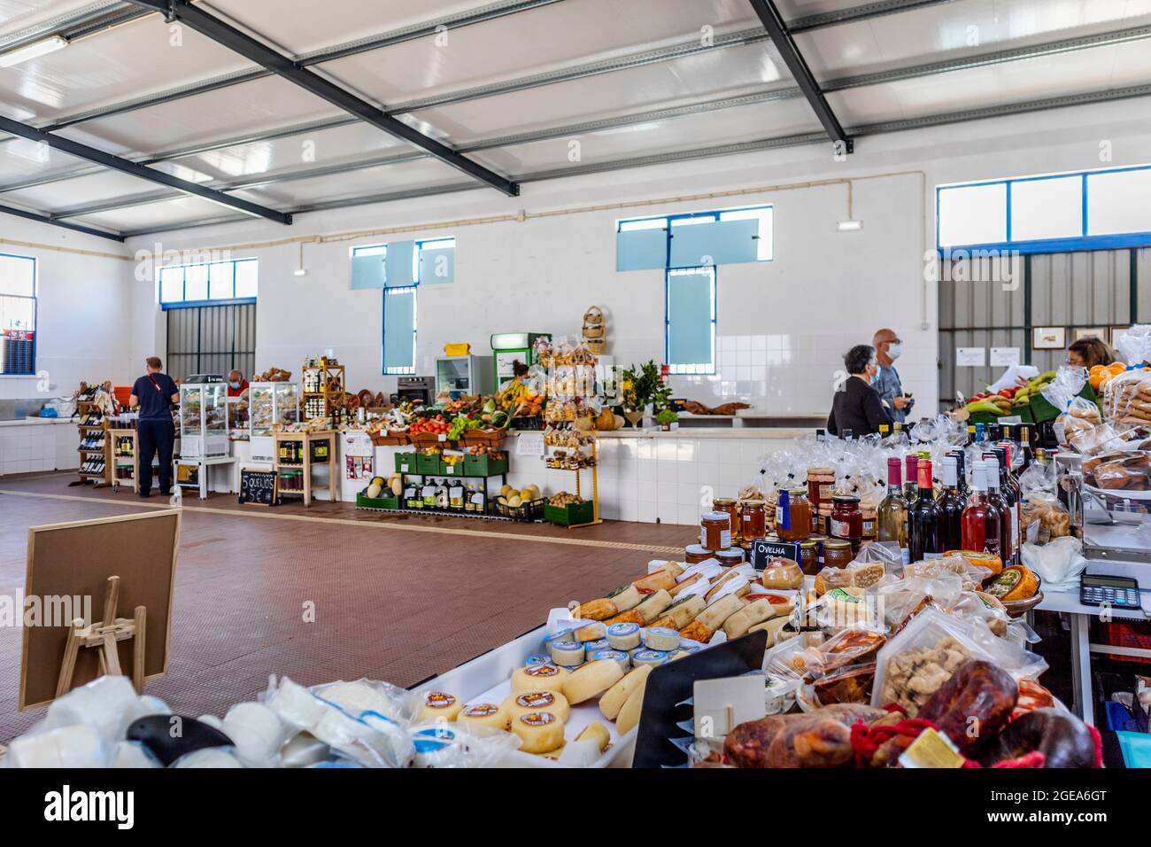 Zambujeira do Mar, Portogallo - 28 giugno 2021: Mercato tradizionale con prodotti locali come formaggi, carni, verdure e frutta Foto Stock