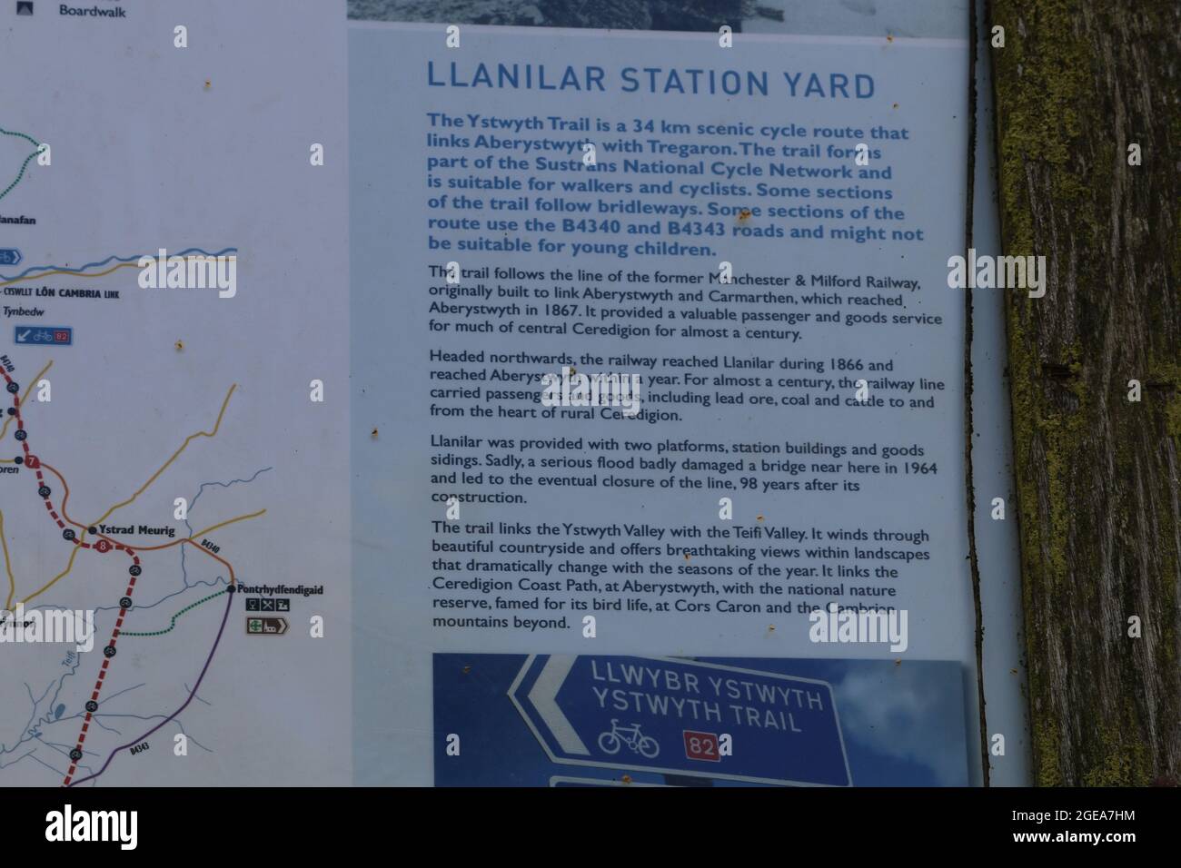 Llanilar ceredigion Galles regno unito meteo 18 agosto 2021. Una mattina luminosa e soleggiata in Galles e una visita ad una stazione ferroviaria abbandonata a Llanilar vicino Aberystwyth. La stazione e la linea chiuse a metà degli anni sessanta e le piattaforme sopravissute sopravvivono con la vecchia linea chiamata Ystwyth Trail usata per gli escursionisti e il ciclismo. Un vicino ponte sospeso attraversa l'adiacente fiume Ystwyth vicino alla vecchia stazione. Credit: mike davies/Alamy Live News Foto Stock