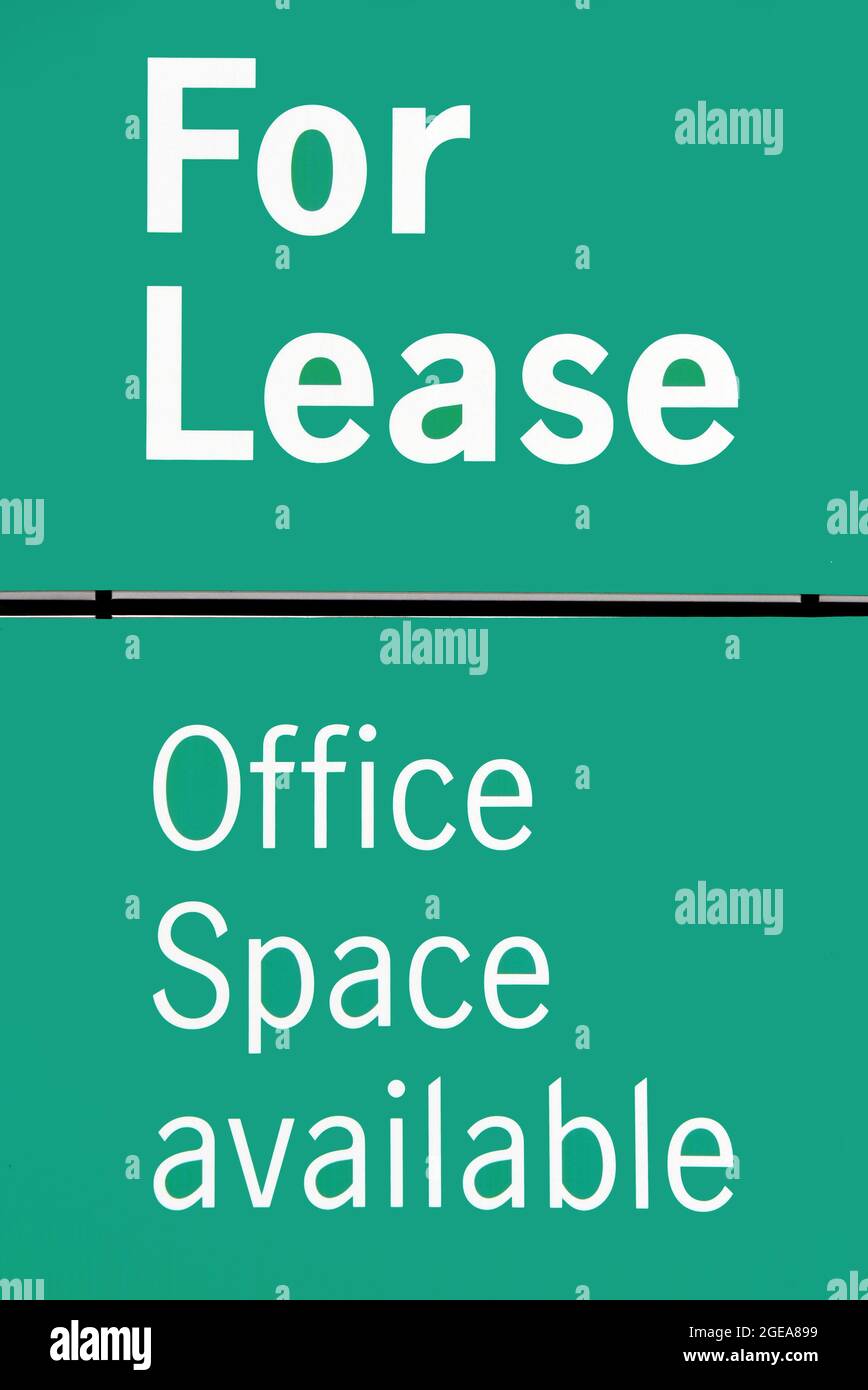 Registrati per Office Space per il leasing. Poiché la pandemia del coronavirus ha costretto molte persone a lavorare da casa, ci sono molti più posti vacanti nell'Ufficio Foto Stock