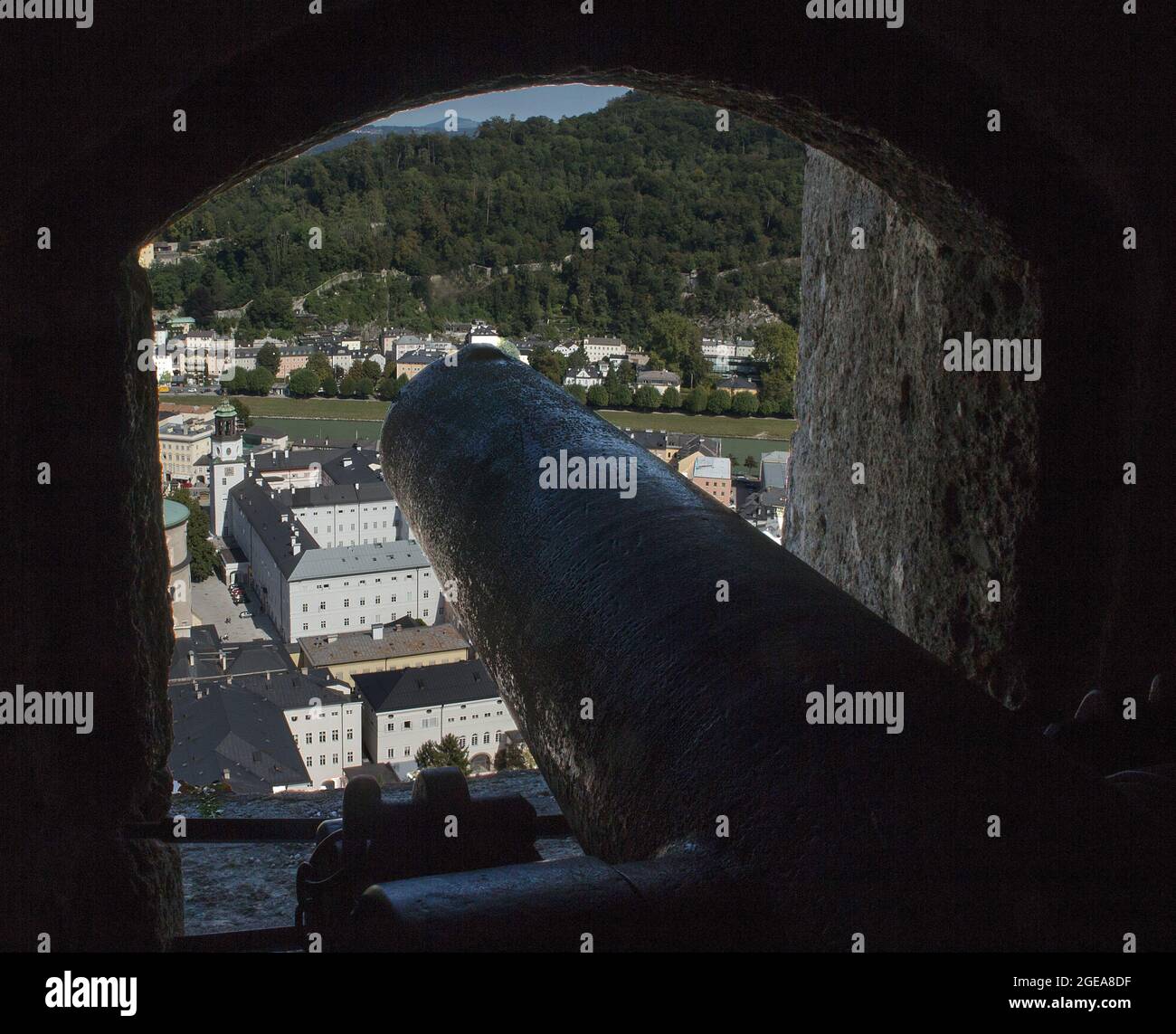 Canone che punta attraverso un abbraccio della Fortezza Hohensalzburg, Salisburgo, Austria Foto Stock