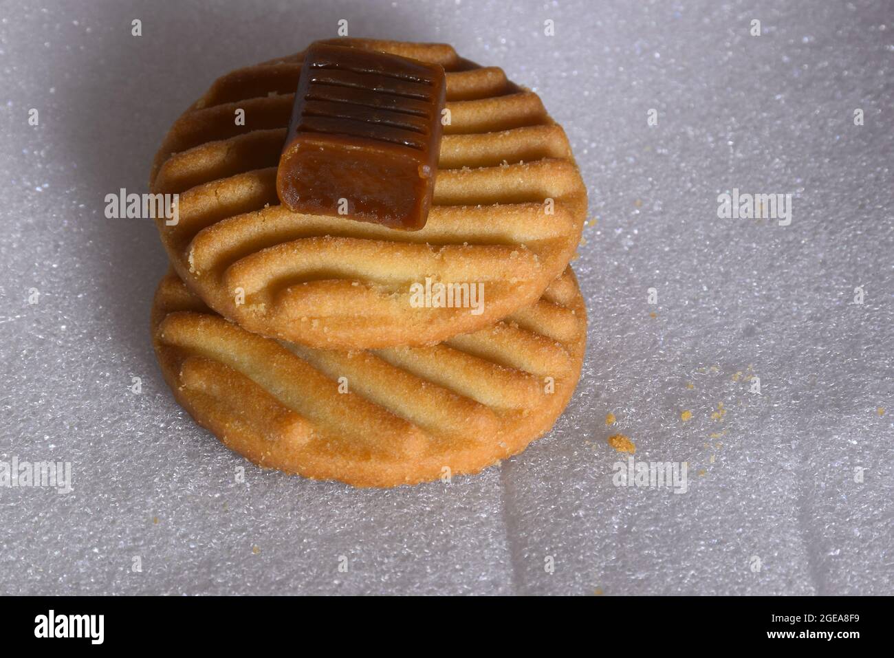 primo piano cookie e barretta di cioccolato con sfondo bianco Foto Stock