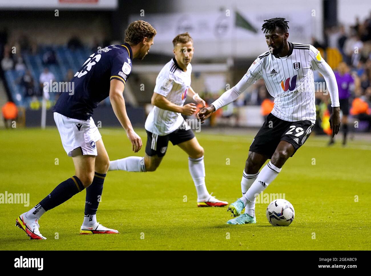 Andre-Frank Zambo Anguissa di Fulham (a destra) controlla la palla durante la partita del campionato Sky Bet al Den, Londra. Data immagine: Martedì 17 agosto 2021. Foto Stock