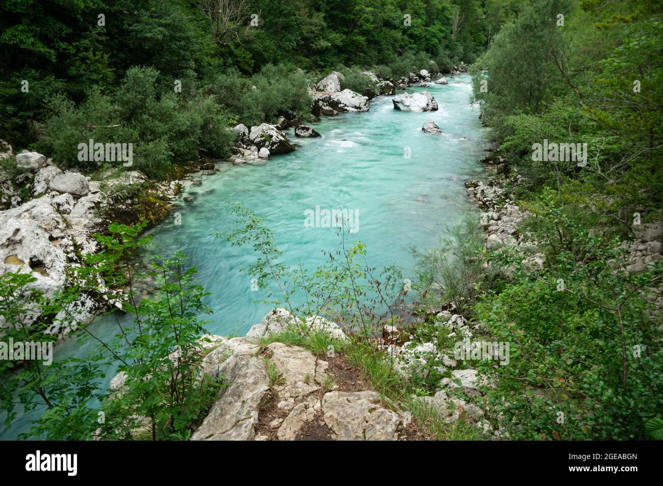 Fiume Soča blu con acque cristalline nella valle del Soča (Slovenia) Foto Stock