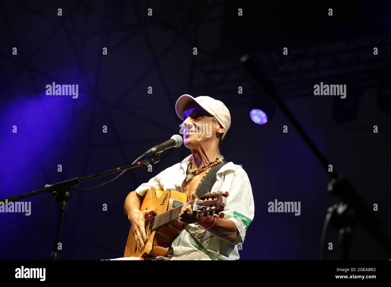 21 LUGLIO 2021 - GENOVA, ITALIA: Manu Chao e i suoi musicisti suonano dal vivo al Goa-Boa Festival 2021, all'Arena del Mare di Porto Antico di Genova Foto Stock