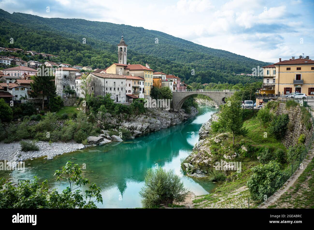 Città vecchia slovena Kanal ob Soči con case colorate Foto Stock