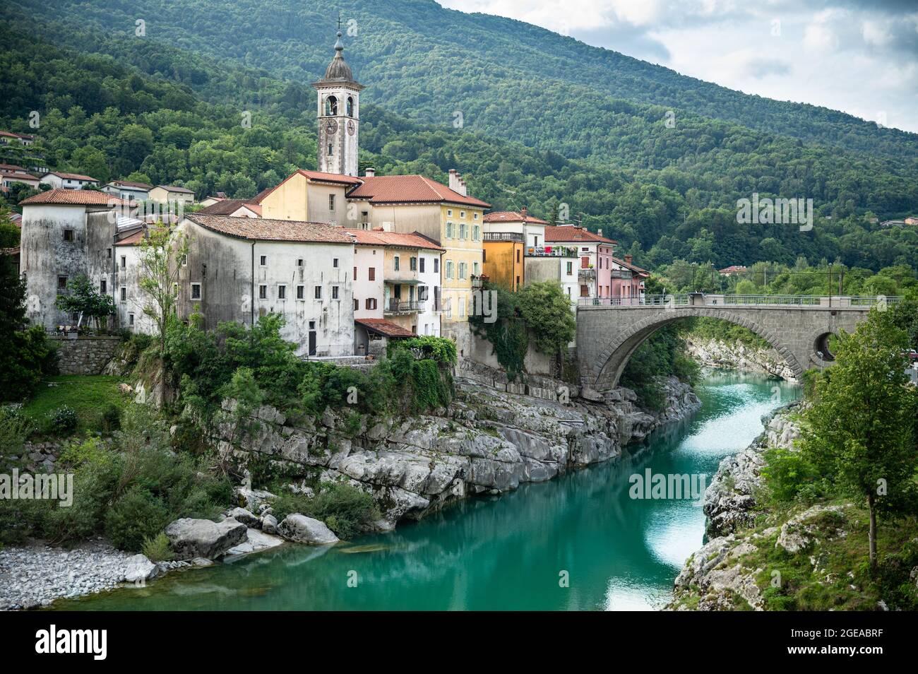 Città vecchia slovena Kanal ob Soči con case colorate Foto Stock