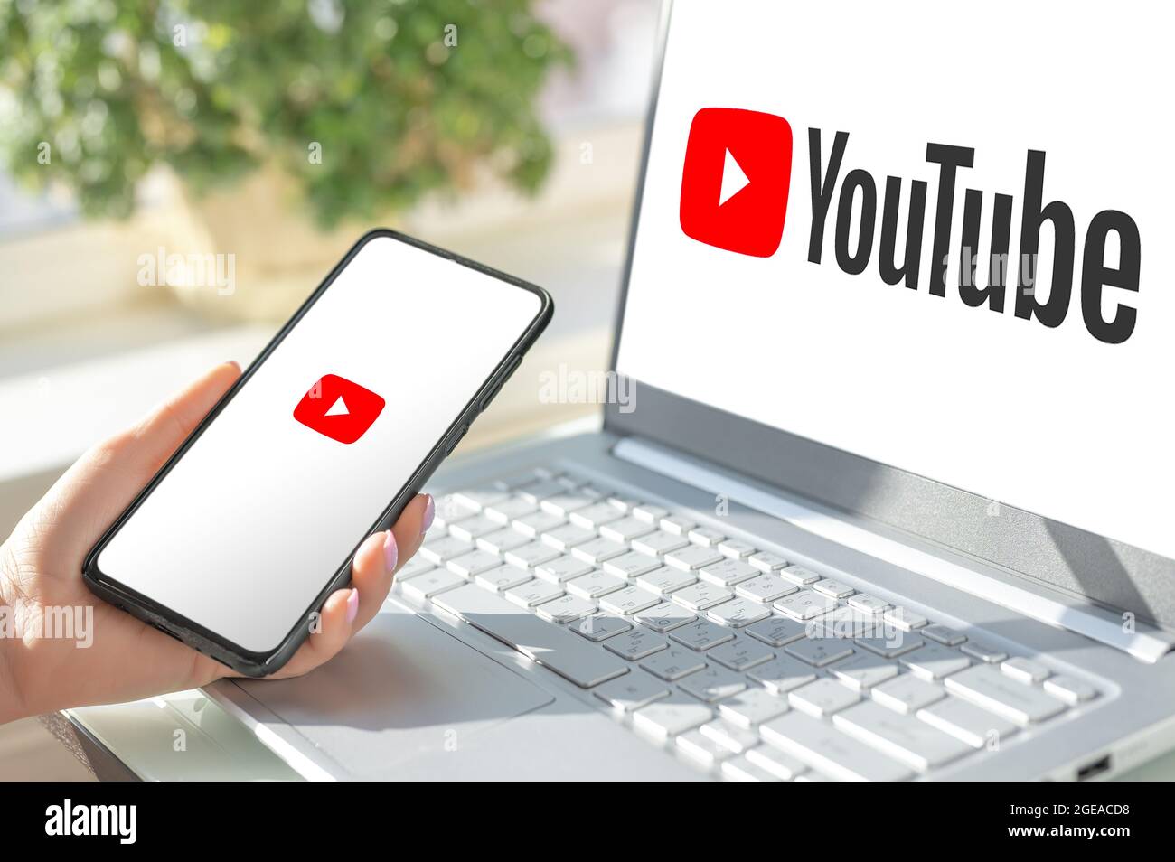 Mosca, Russia - 17 agosto 2021 : YouTube è il servizio video più popolare sviluppato da Google. Donna tenere telefono con il servizio di rete YouTube su Foto Stock