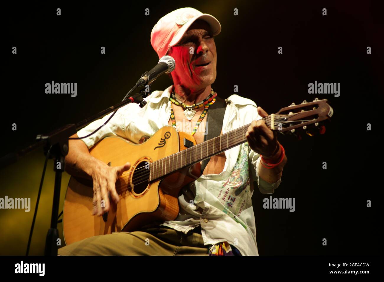 21 LUGLIO 2021 - GENOVA, ITALIA: Manu Chao e i suoi musicisti suonano dal vivo al Goa-Boa Festival 2021, all'Arena del Mare di Porto Antico di Genova Foto Stock