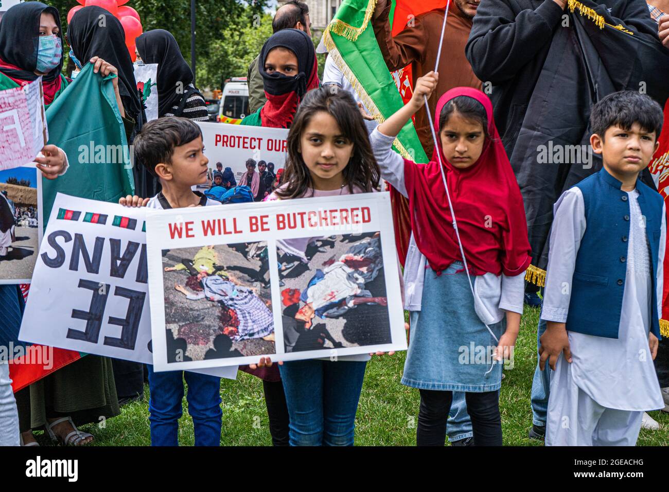 WESTMINSTER LONDRA 18 agosto 2021. I giovani membri della comunità afghana britannica tengono cartelli in Piazza del Parlamento in reazione al potere dei talebani in Afghanistan. Il primo ministro Boris Johnson ha ricordato al Parlamento il ritorno degli MPS dalla loro pausa estiva per discutere la crisi in Afghanistan e portare 20,000 rifugiati afghani vulnerabili . Credit amer Ghazzal/Alamy Live News Foto Stock