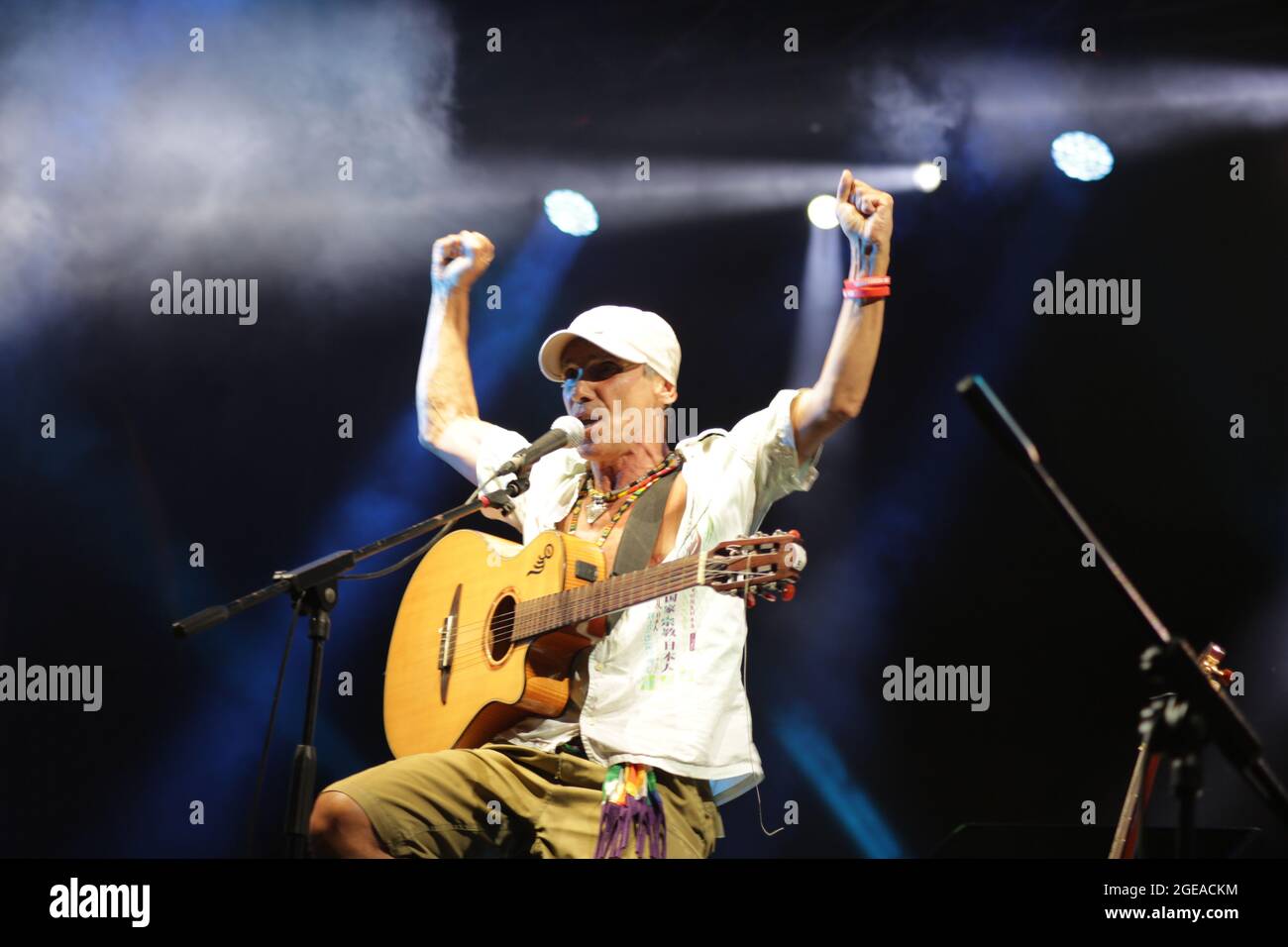 21 LUGLIO 2021 - GENOVA, ITALIA: Manu Chao e i suoi musicisti suonano dal vivo al Goa-Boa Festival 2021, all'Arena del Mare di Porto Antico di Genova Foto Stock