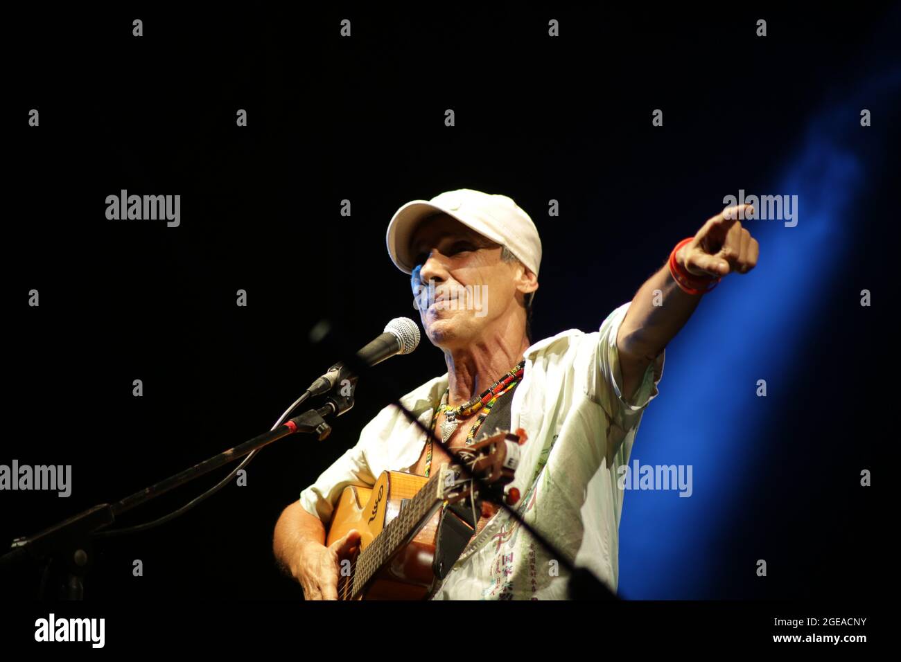 21 LUGLIO 2021 - GENOVA, ITALIA: Manu Chao e i suoi musicisti suonano dal vivo al Goa-Boa Festival 2021, all'Arena del Mare di Porto Antico di Genova Foto Stock