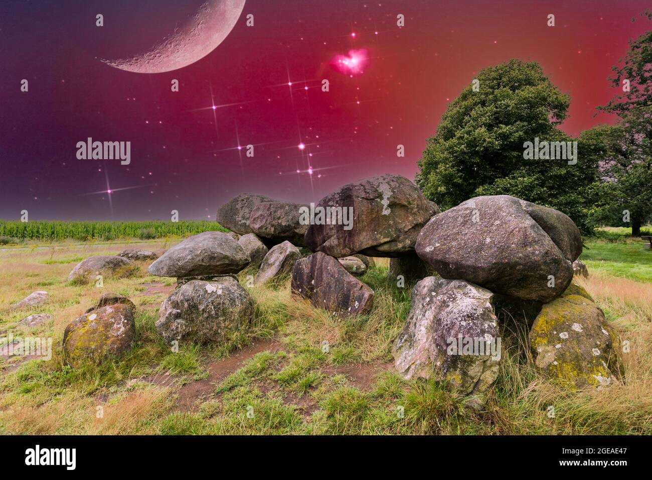 Immagine mescolata di una vista notturna con cielo stellato e supermoon e i resti di un monumento sepolcrale megalitico, Dolmen D15 Foto Stock