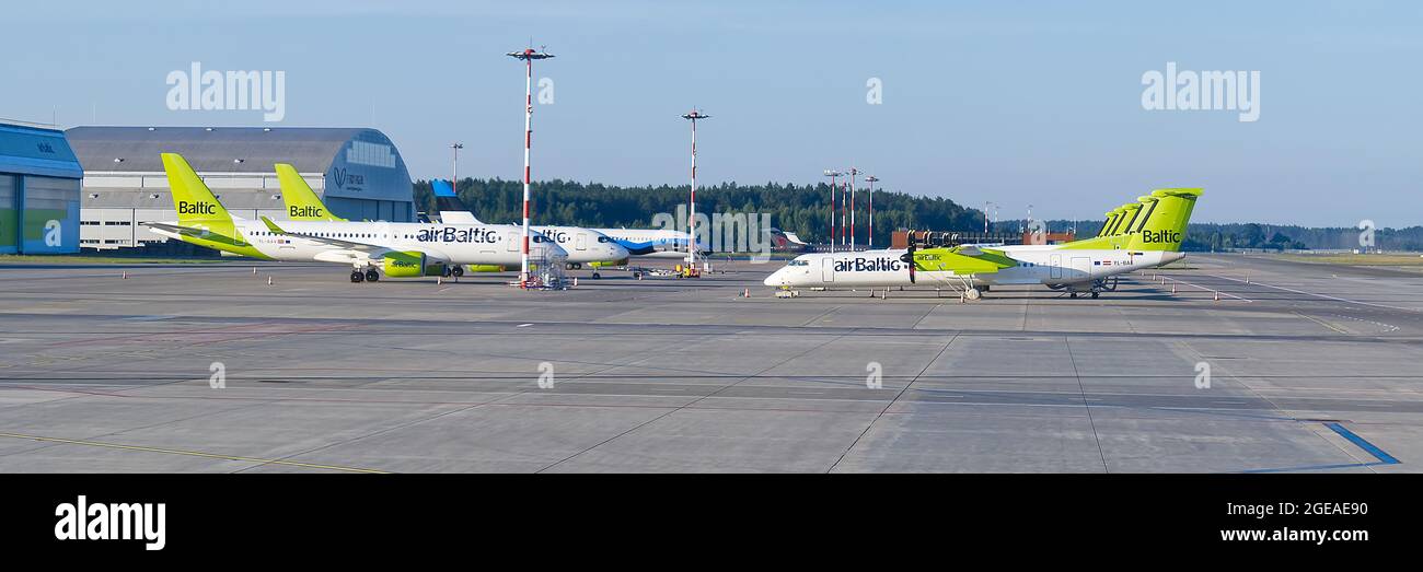 RIGA, LETTONIA - 30.2021 : aereo Baltico in aeroporto di riga in attesa di passeggeri a bordo della pista Foto Stock