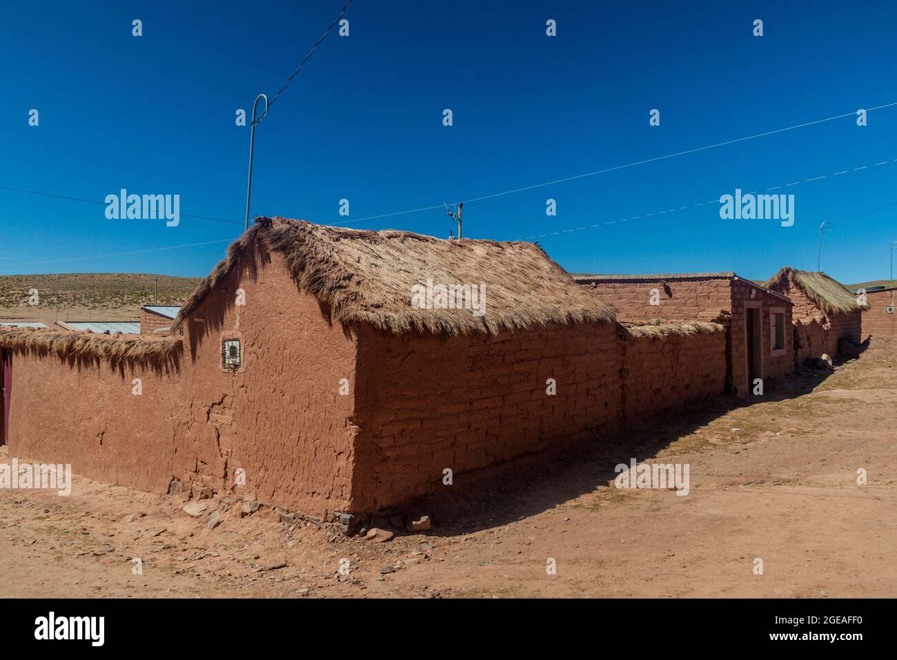 Case di Adobe nel villaggio di Cerrillos su Altipano boliviano Foto Stock