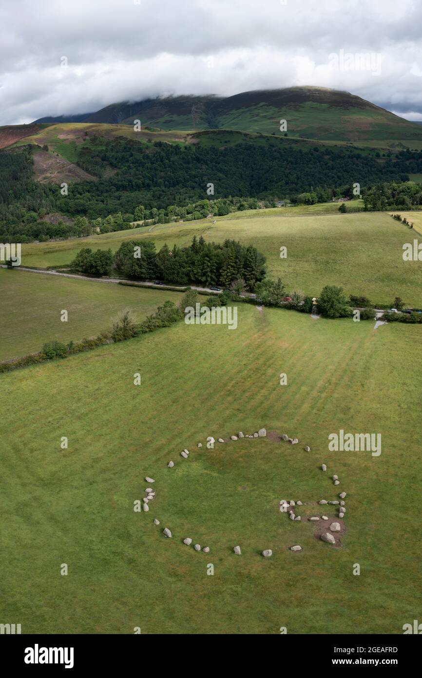Cerchio di pietre Castlerigg rivolto verso il formato verticale Skiddaw Foto Stock