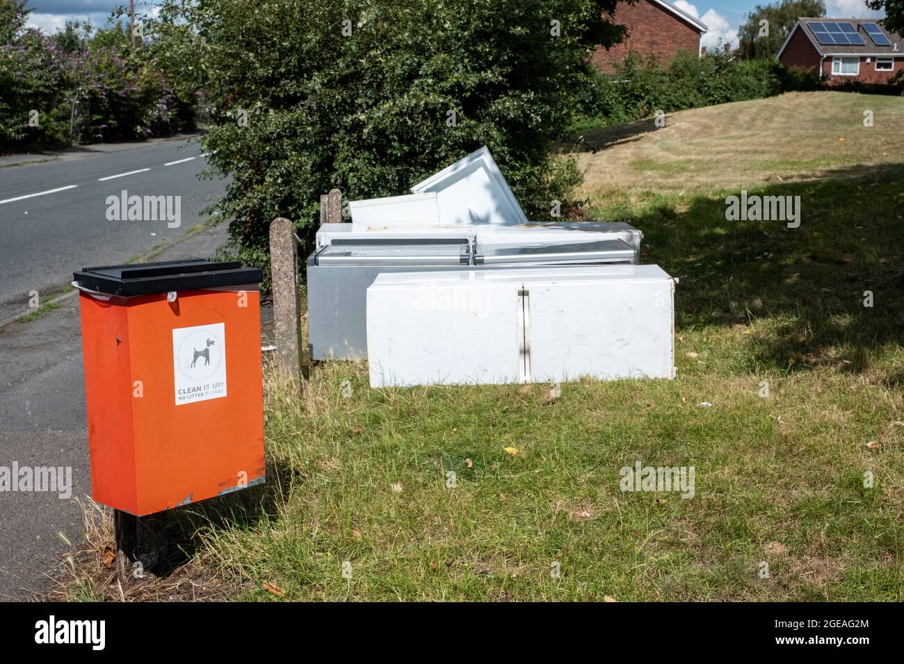 Frigoriferi rotti scaricati all'ingresso del parco locale, Wednesbury, West Midlands, Regno Unito Foto Stock